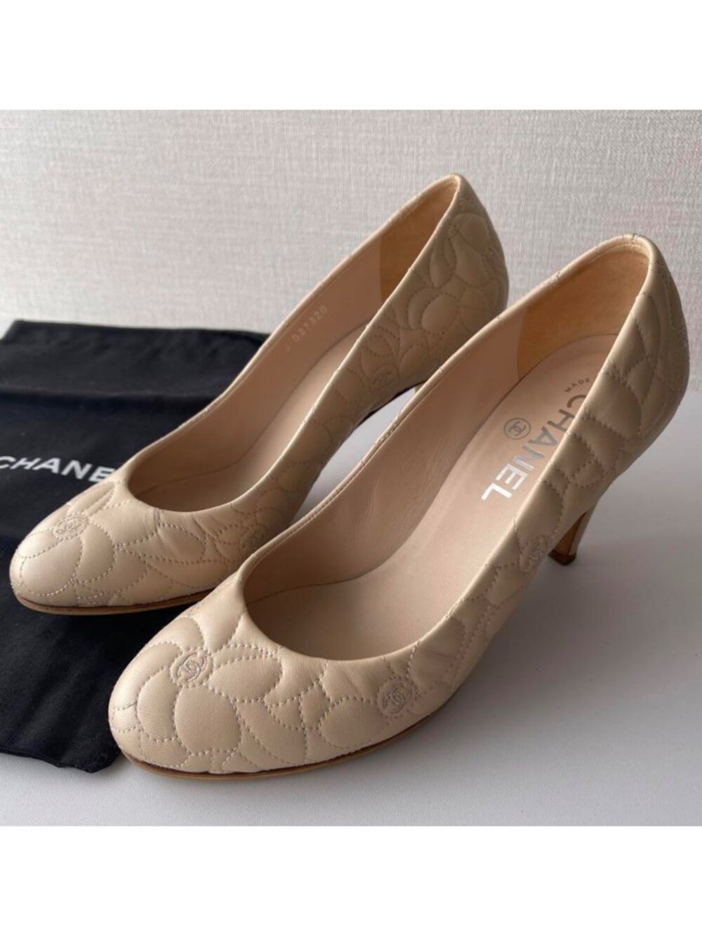 Chanel beige Camellia logo cc quilted leather pump heels sz37 US6.5 narrow